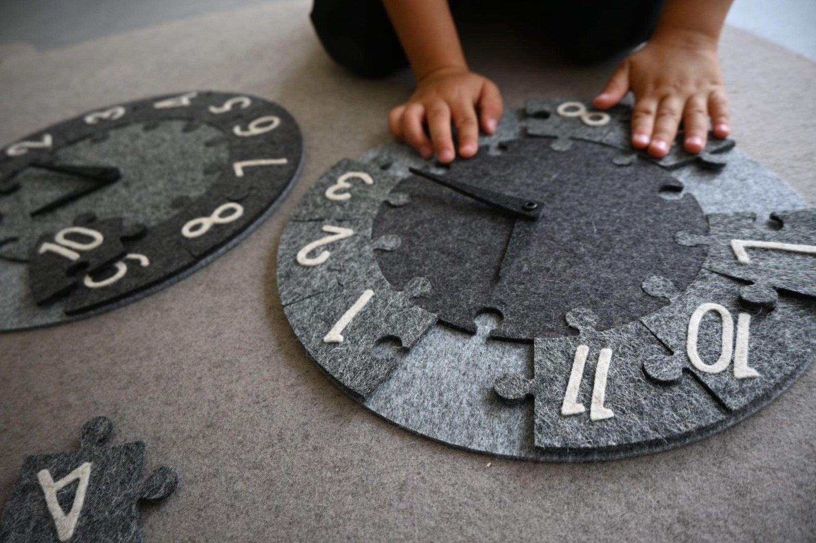 Tik Tak - Filz Lernpuzzle - Spieluhr in verschiedenen Farben, 100% Merinowolle, Kinderspielzeug, Motorikspiel - Kletterling – einfach Kind sein