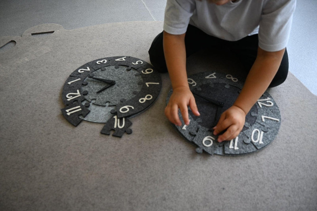 Tik Tak - Filz Lernpuzzle - Spieluhr in verschiedenen Farben, 100% Merinowolle, Kinderspielzeug, Motorikspiel - Kletterling – einfach Kind sein