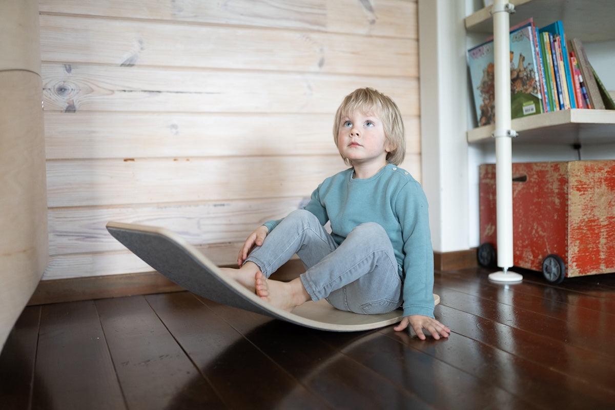 Balance Board aus Holz mit Filz - Unterseite von leg&go - Kletterling – einfach Kind sein