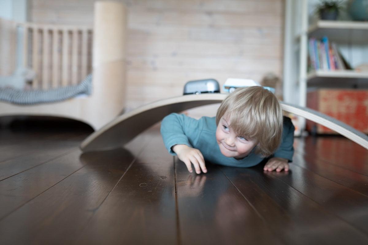 Balance Board aus Holz mit Filz - Unterseite von leg&go - Kletterling – einfach Kind sein
