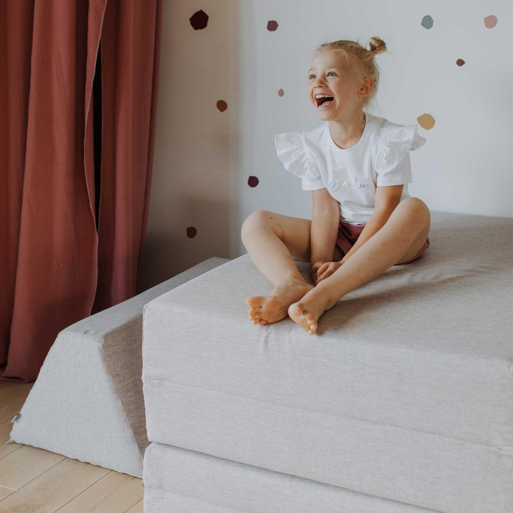 Universelles Kindersofa von monboxy in Beige - Kletterling – einfach Kind sein