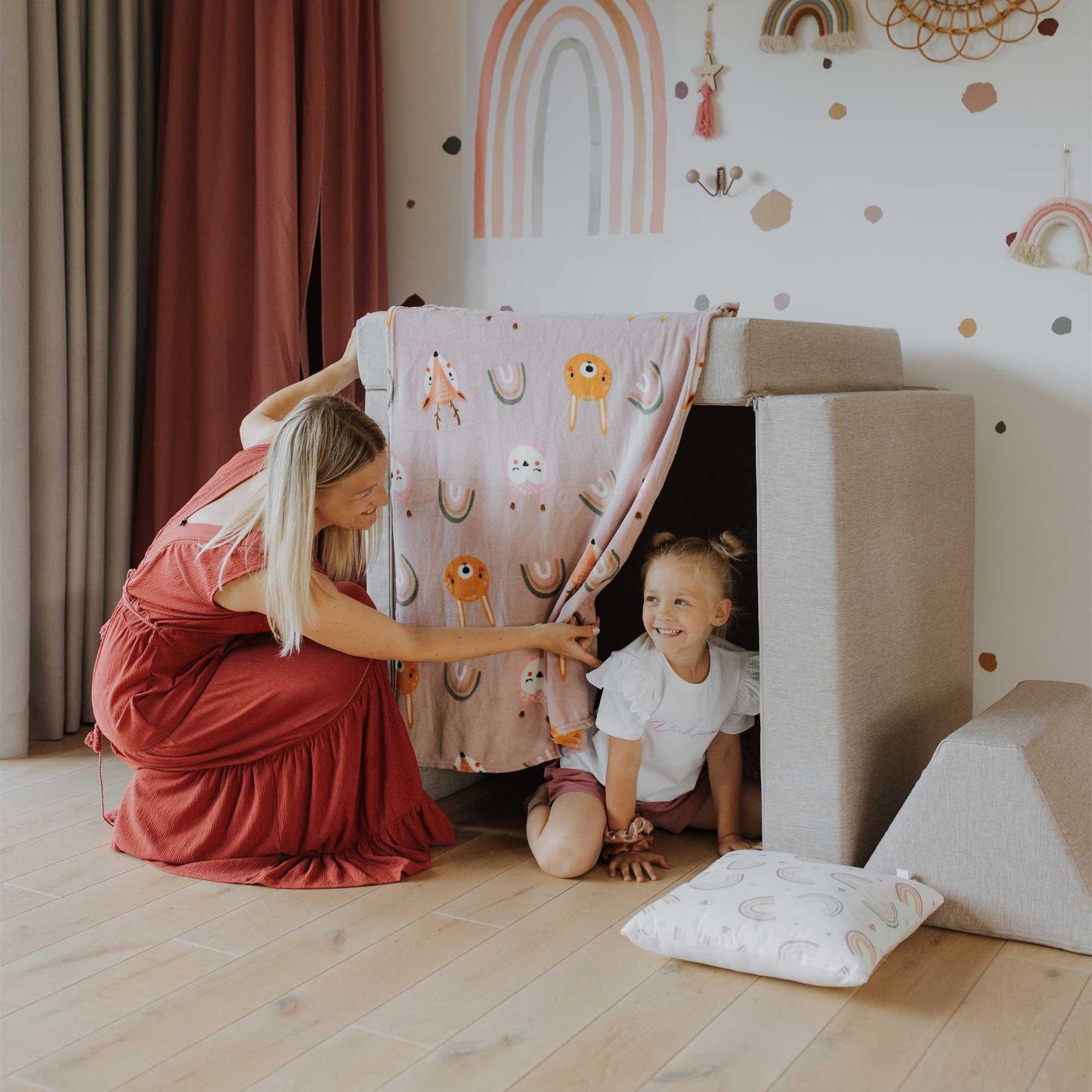 Universelles Kindersofa von monboxy in Beige - Kletterling – einfach Kind sein