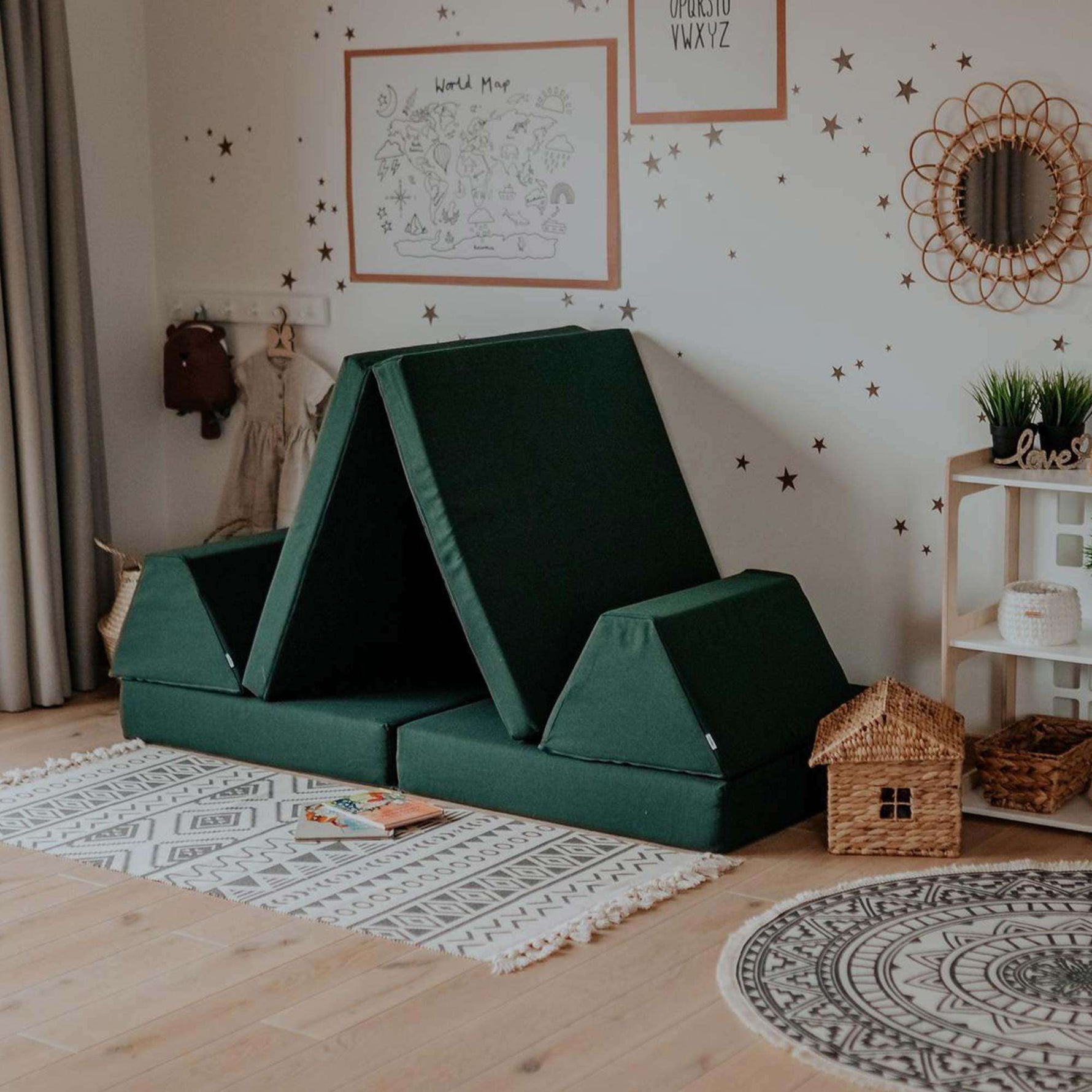 Universelles Kindersofa von monboxy in Dunkelgrün - Kletterling – einfach Kind sein