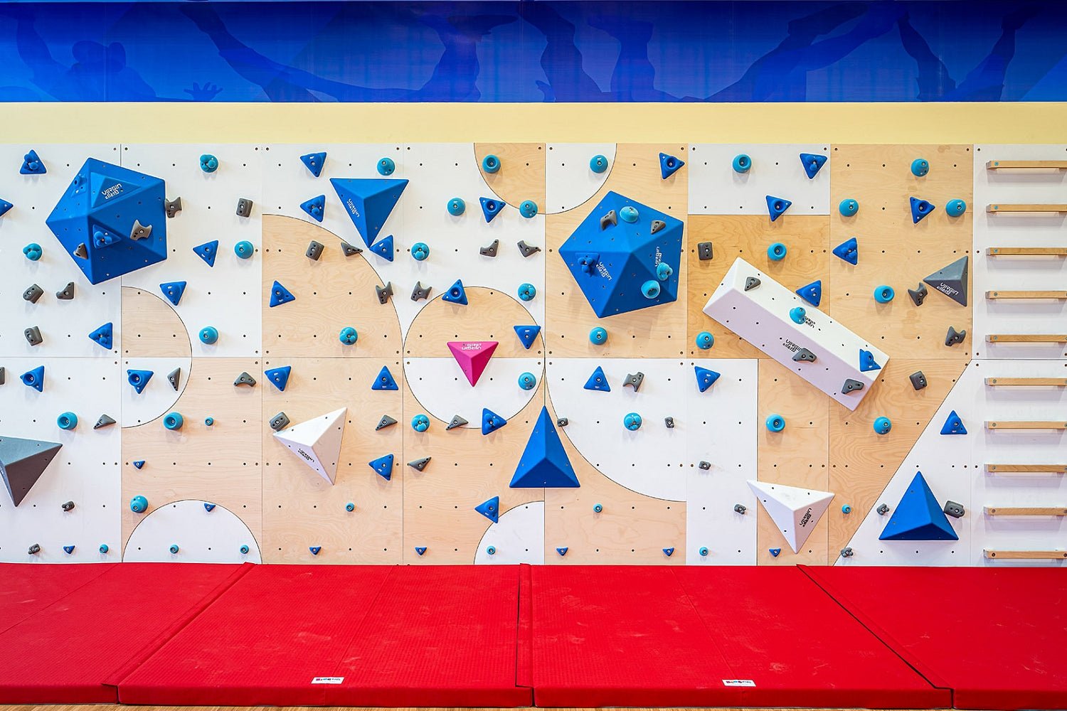 3D Klettervolumen BK | Gleichseitiges Dreieck groß | INDOOR | 1 Teil | 57 x 57 x 17 cm | Zubehör BK Kletterwände - Kletterling – einfach Kind sein
