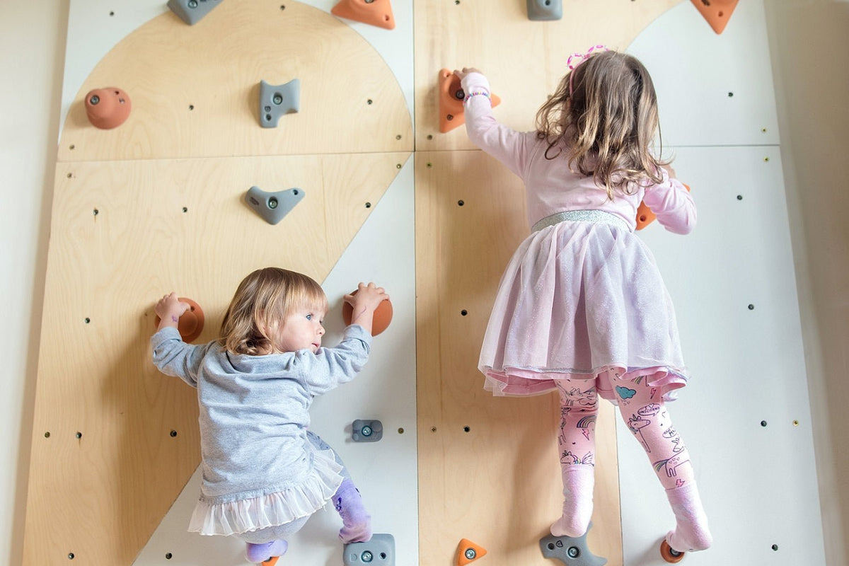 Kletterwand BK INDOOR aus 4 Teilen | 236 cm x 156 cm | inkl. 30 Griffen | 80 Loch - Kletterling – einfach Kind sein