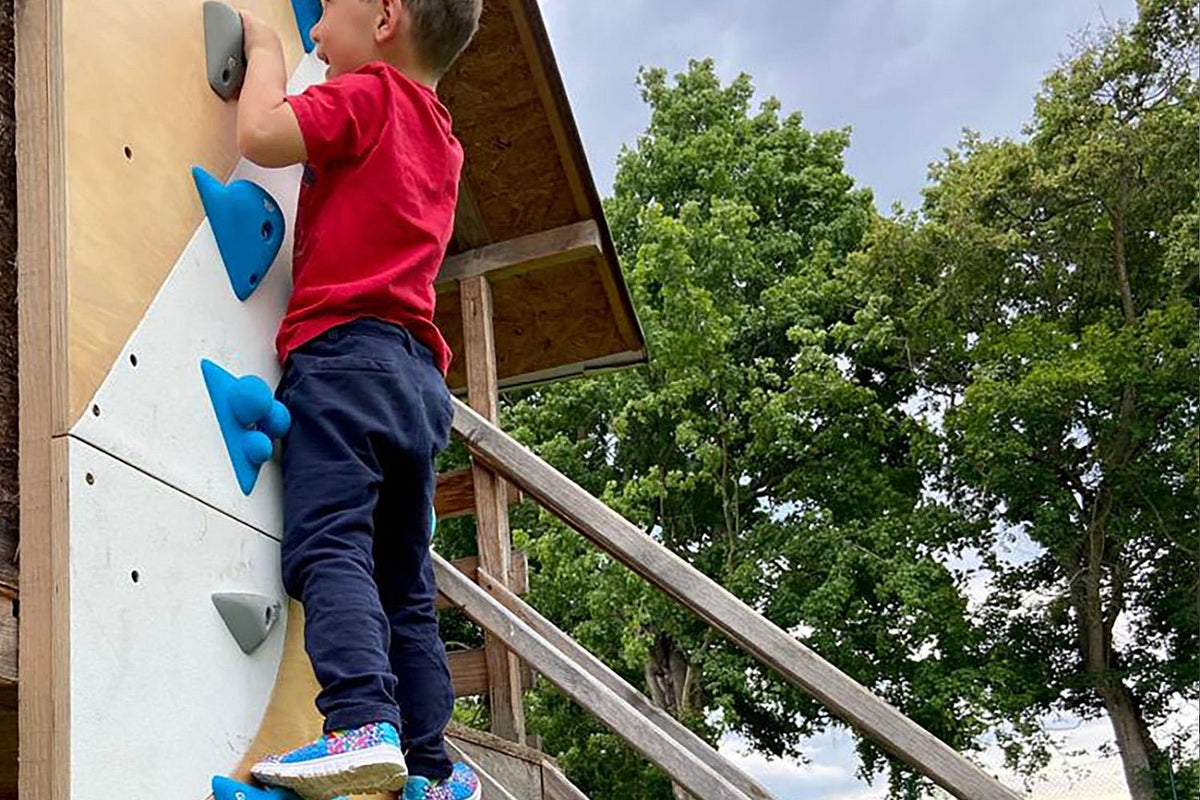 Kletterwand BK OUTDOOR aus 2 Teilen | 236 x 78 cm | inkl. 15 Griffen | 40 Loch - Kletterling – einfach Kind sein