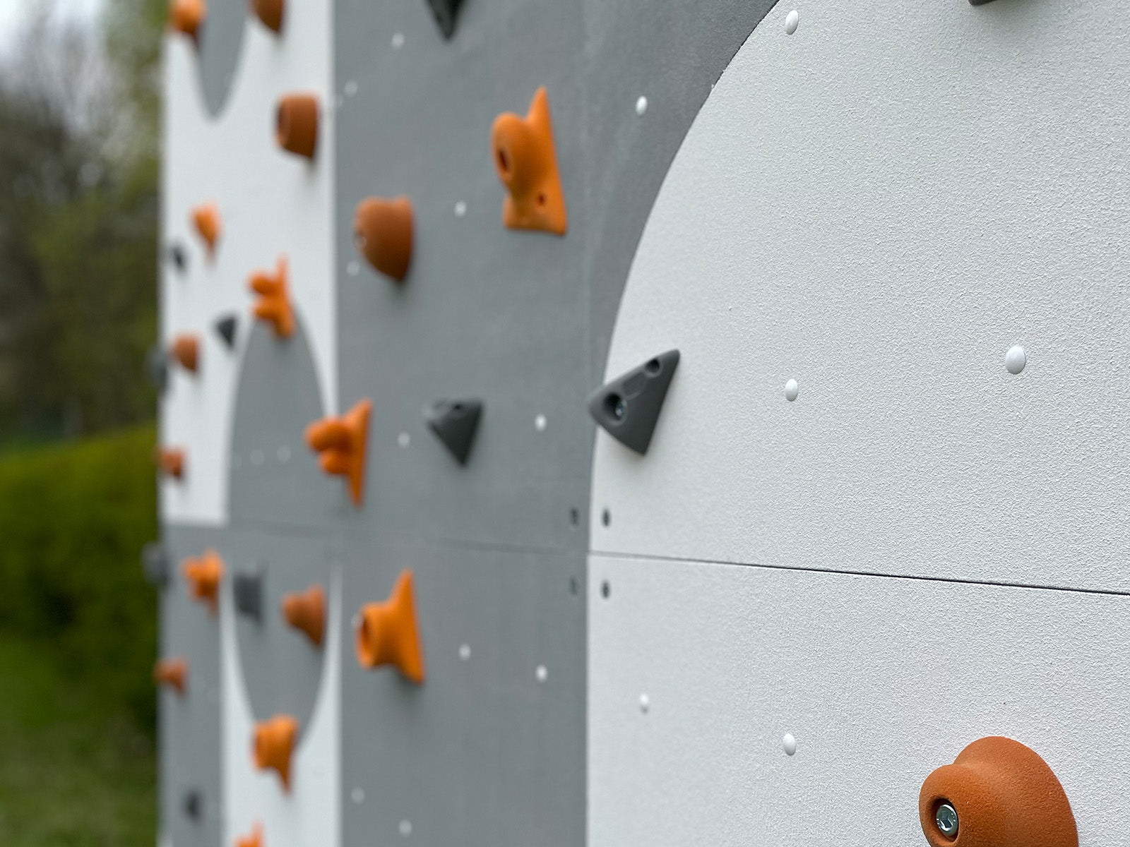 Kletterwand BK OUTDOOR aus 10 Teilen | 236 cm x 390 cm | inkl. 75 Griffen | 200 Loch - Kletterling – einfach Kind sein
