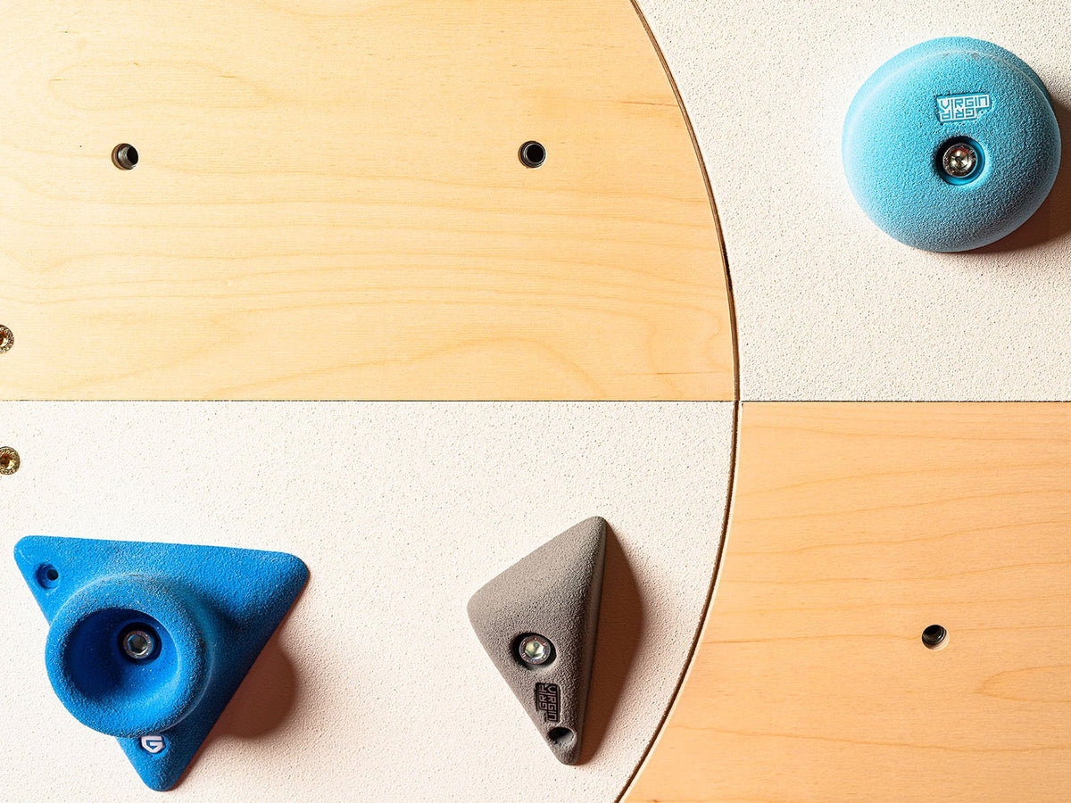 Kletterwand BK INDOOR aus 10 Teilen | 236 cm x 390 cm | inkl. 75 Griffen | 200 Loch - Kletterling – einfach Kind sein