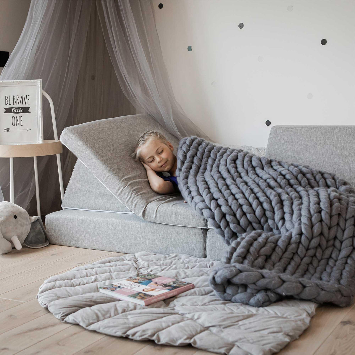 Universelles Kindersofa von monboxy in Grau - Kletterling – einfach Kind sein