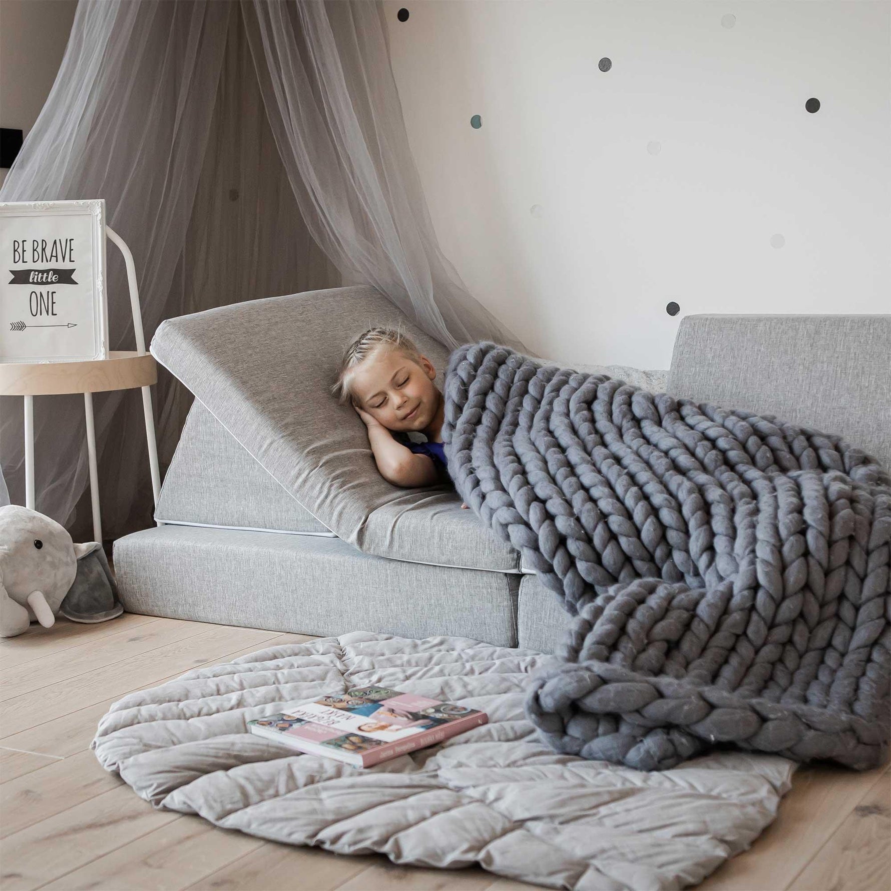Universelles Kindersofa von monboxy in Grau - Kletterling – einfach Kind sein
