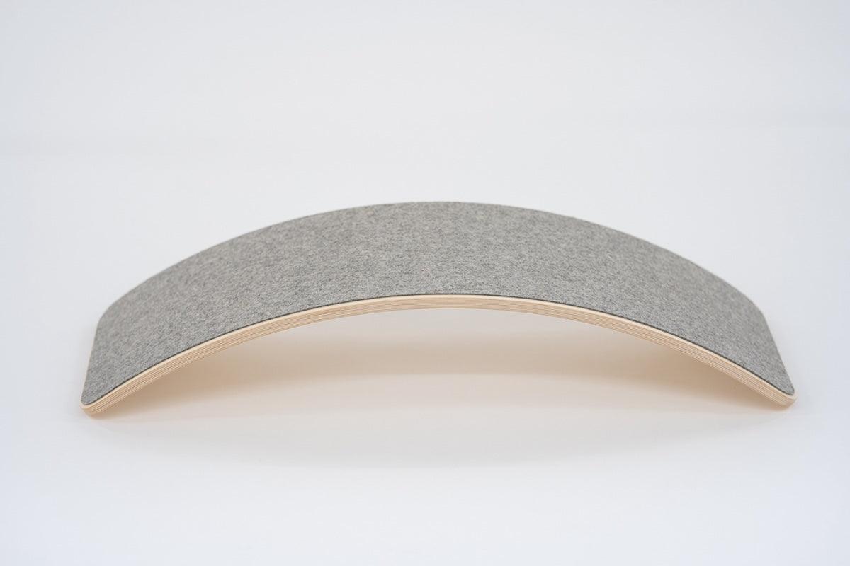 Balance Board aus Holz mit Filz - Unterseite von leg&go - Kletterling – einfach Kind sein