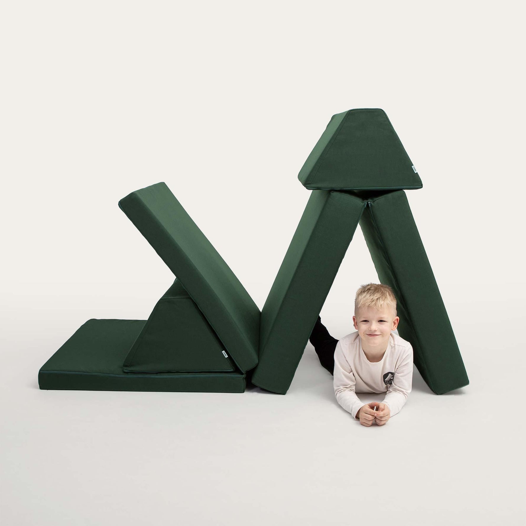 Universelles Kindersofa von monboxy in Dunkelgrün - Kletterling – einfach Kind sein