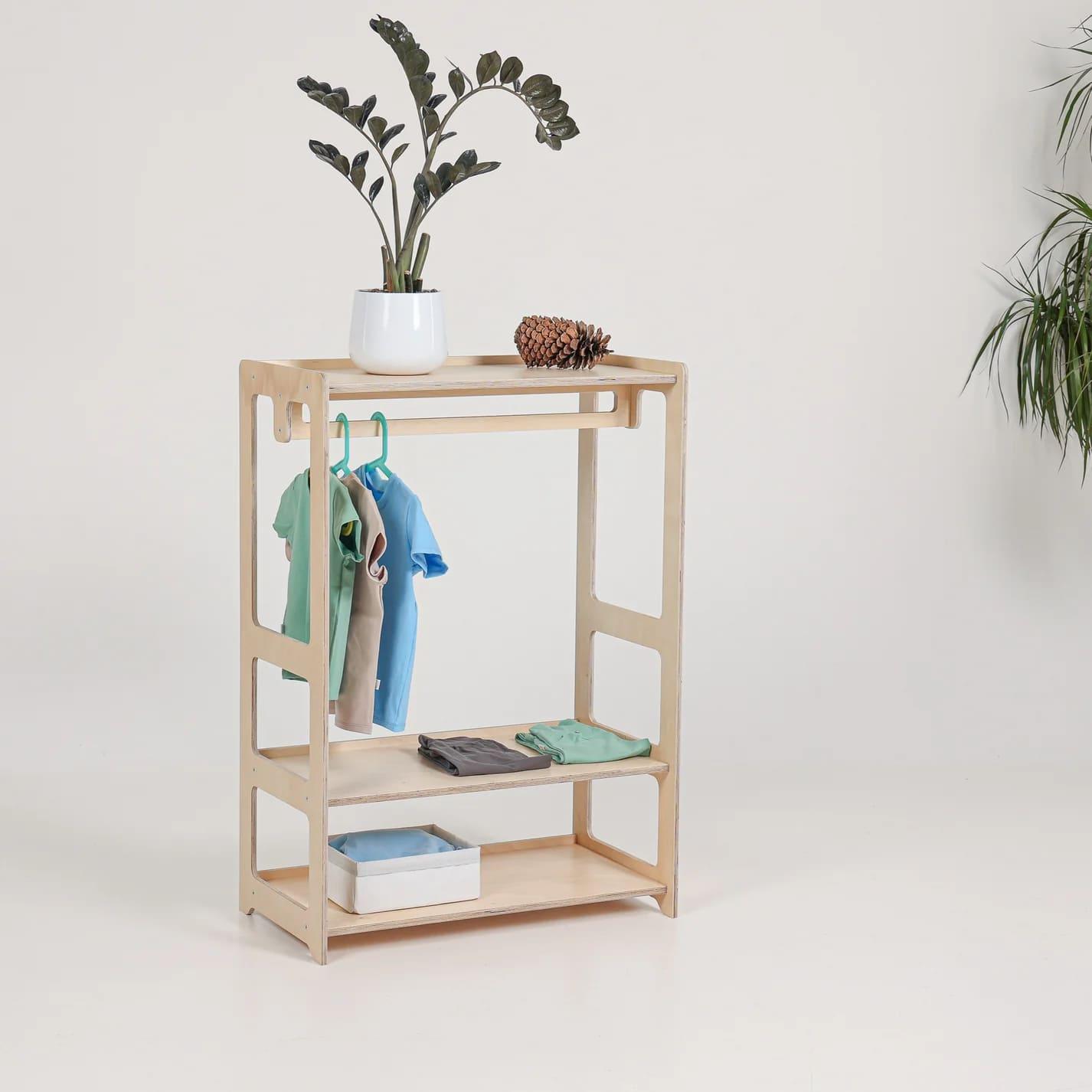 Montessori Kleiderschrank mit drei Etagen und Kleiderstange - Kletterling – einfach Kind sein