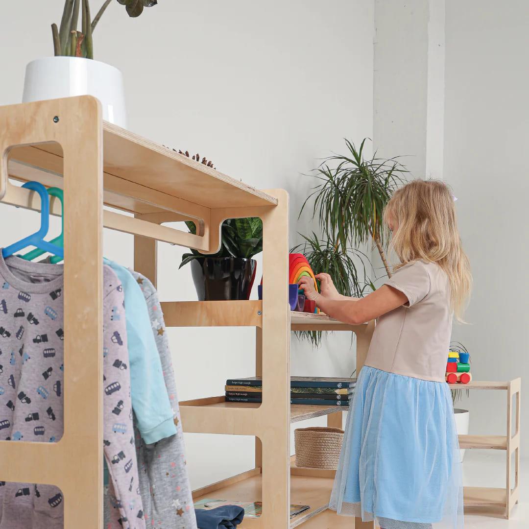Montessori Kleiderschrank mit drei Etagen und Kleiderstange - Kletterling – einfach Kind sein