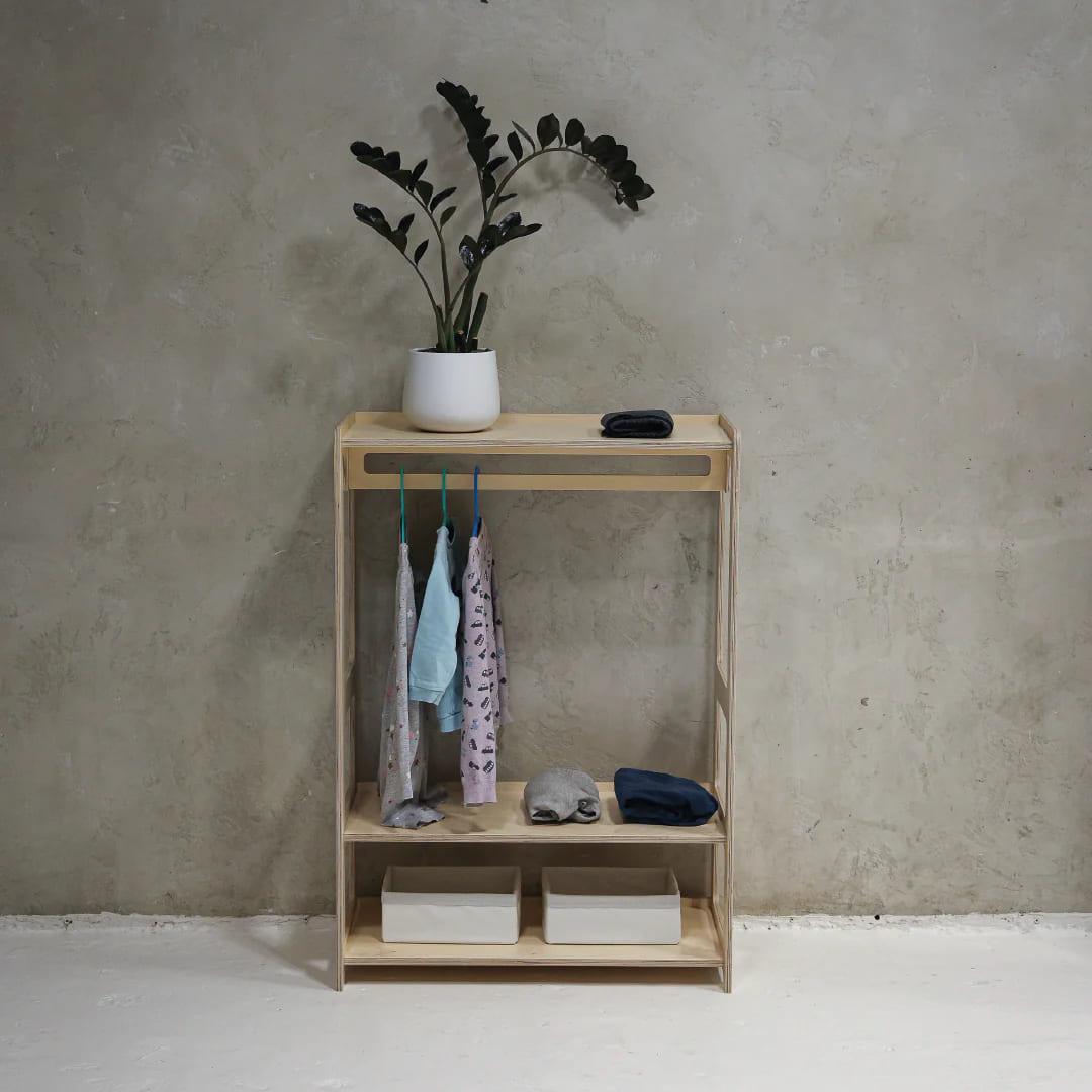 Montessori Kleiderschrank mit drei Etagen und Kleiderstange - Kletterling – einfach Kind sein