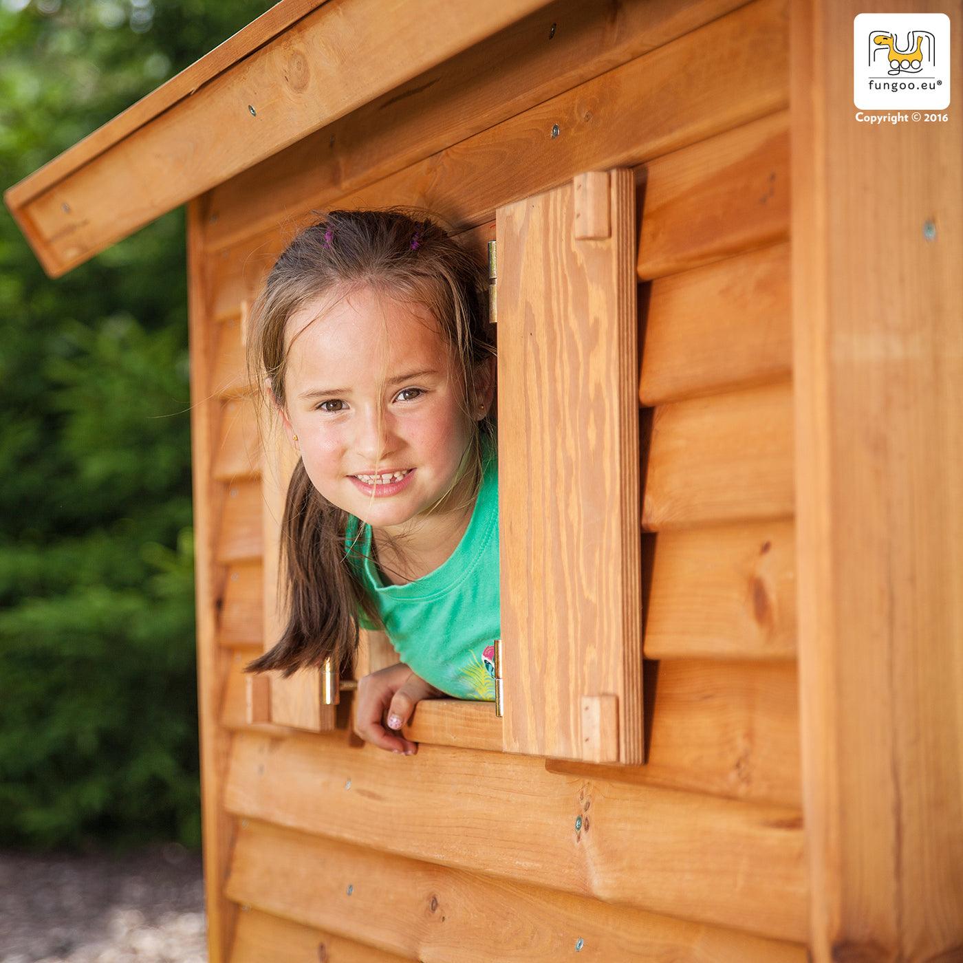 Spielturm My House mit Rutsche, Leiter, Haus mit Holzdach, Griffe, Steuerrad - Kletterling – einfach Kind sein