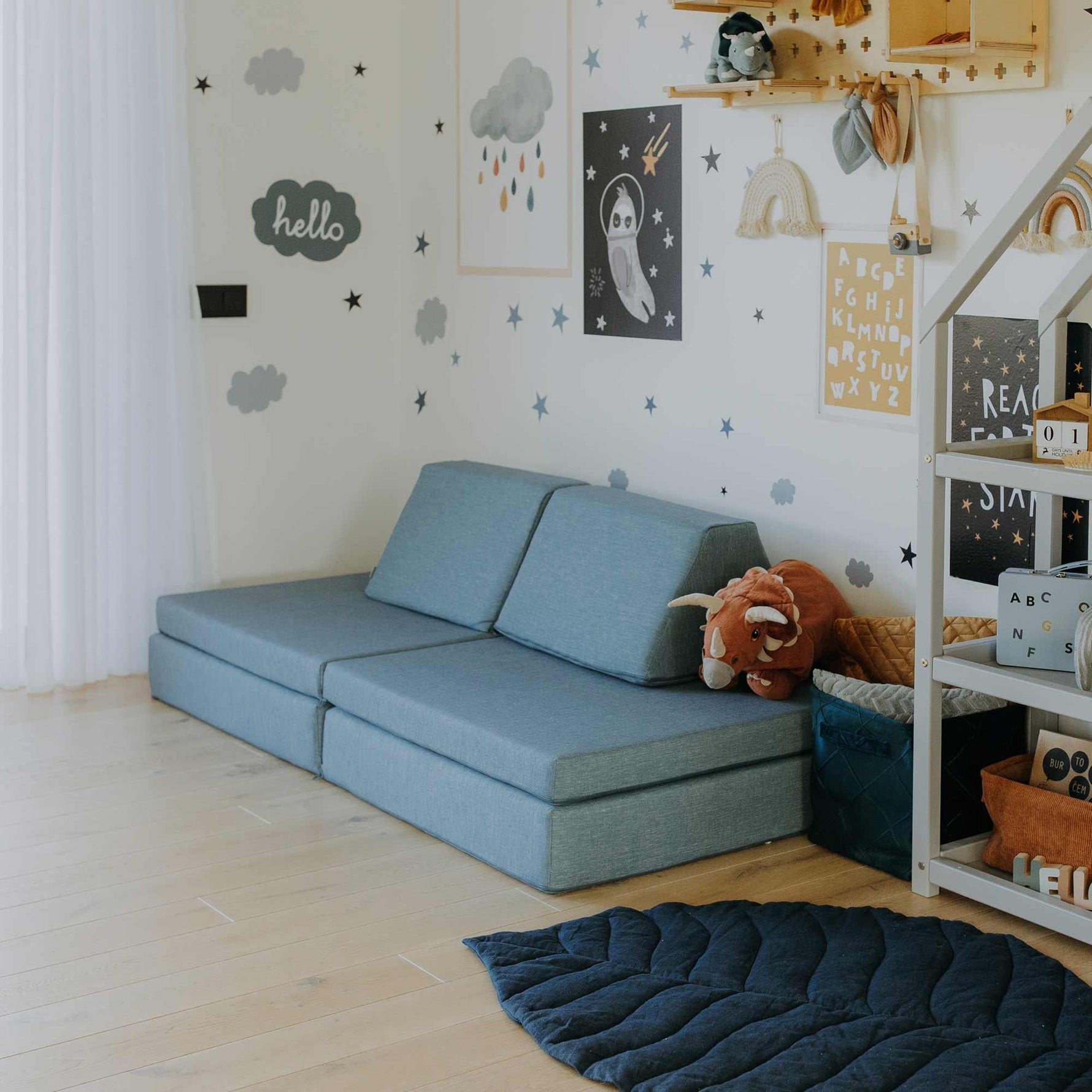 Universelles Kindersofa von monboxy in Türkis - Kletterling – einfach Kind sein
