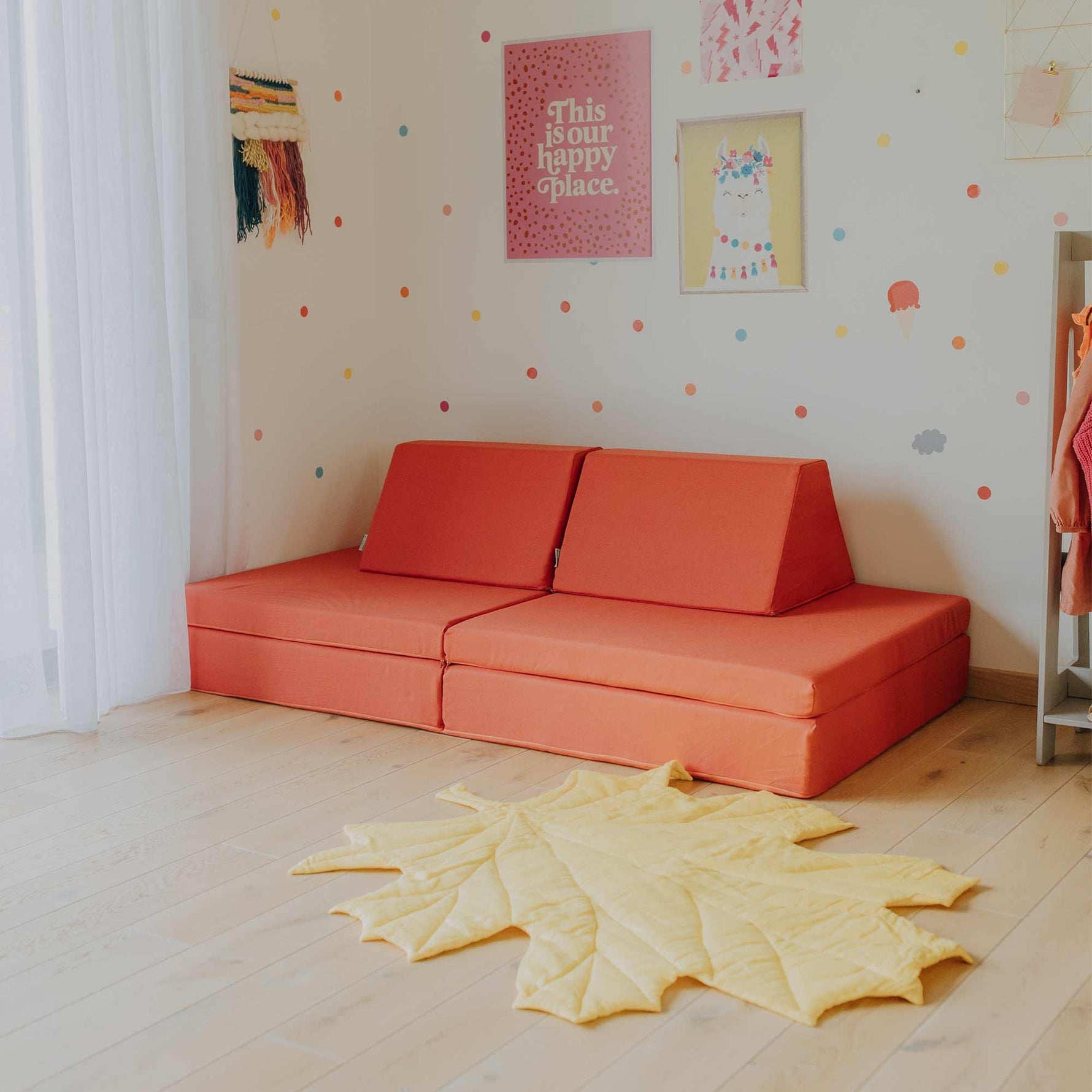Universelles Kindersofa von monboxy in Koralle - Kletterling – einfach Kind sein