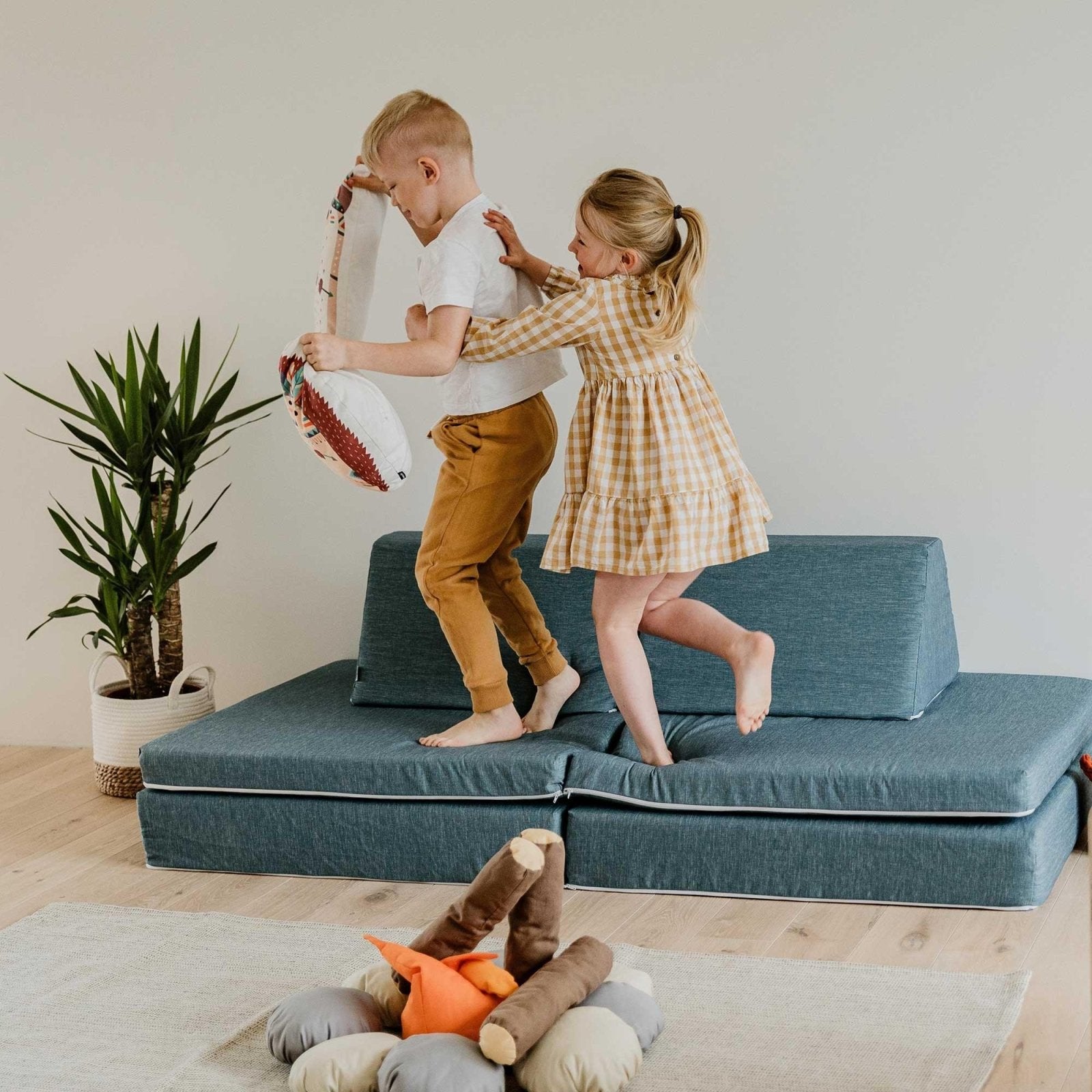 Universelles Kindersofa von monboxy in Türkis - Kletterling – einfach Kind sein